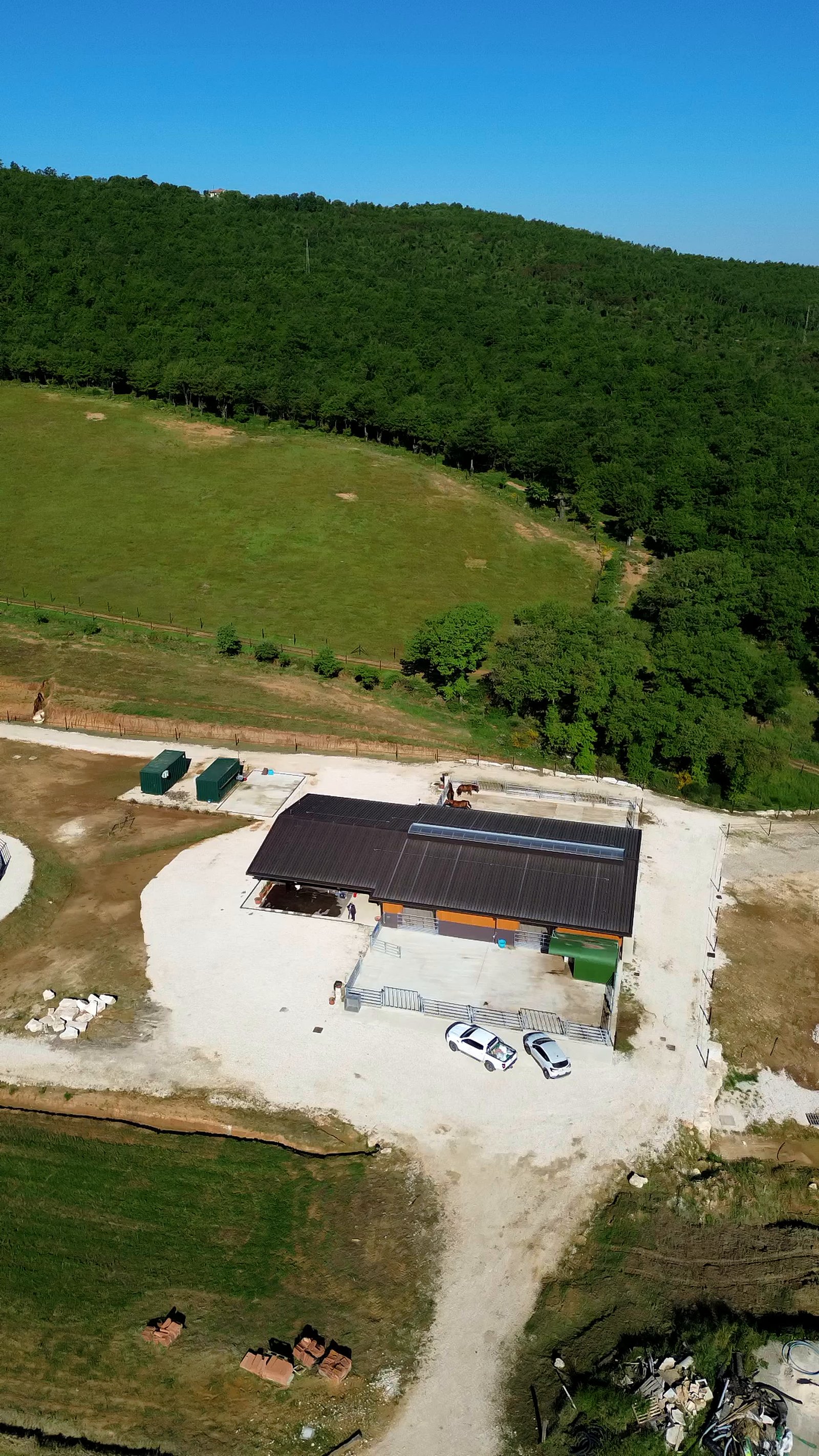 La stalla vista di lato, con i campi intorno