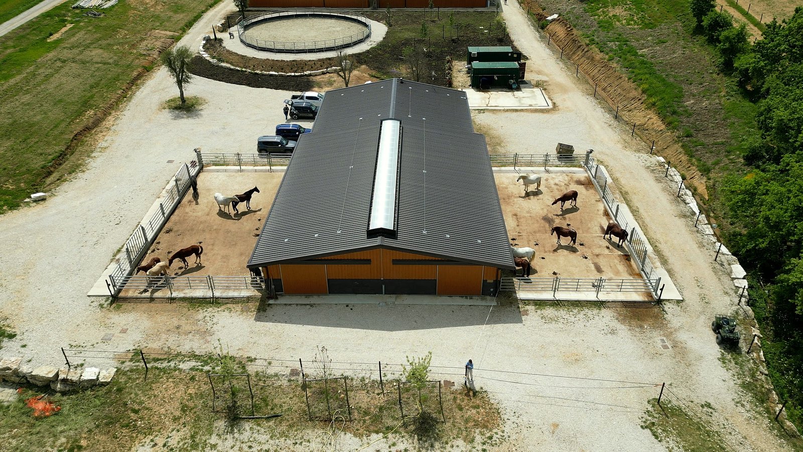 Il tetto della stalla e il tondino dall'alto